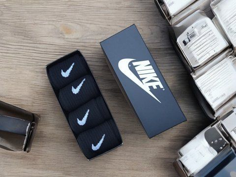 Подарунковий набір зимових шкарпеток NIKE, 4 пари, чорні, розмір 41-44 2319014074 фото