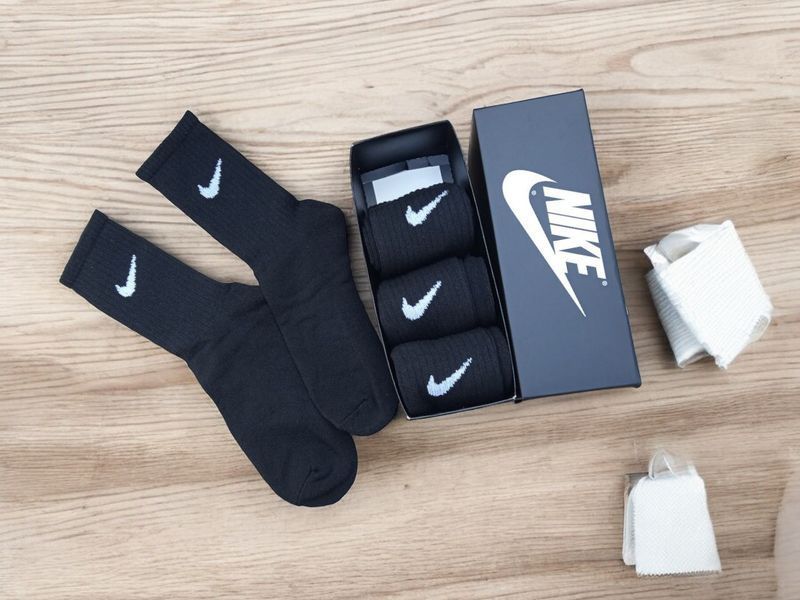 Подарунковий набір зимових шкарпеток NIKE, 4 пари, чорні, розмір 41-44 2319014074 фото