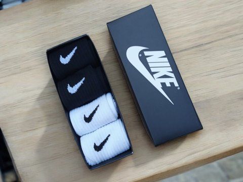 Подарунковий набір зимових шкарпеток NIKE, 4 пари, чорні + білі, розмір 41-44 2319017792 фото