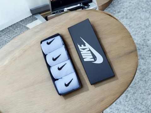 Подарунковий набір зимових шкарпеток NIKE, 4 пари білі, розмір 41-44 2319025428 фото
