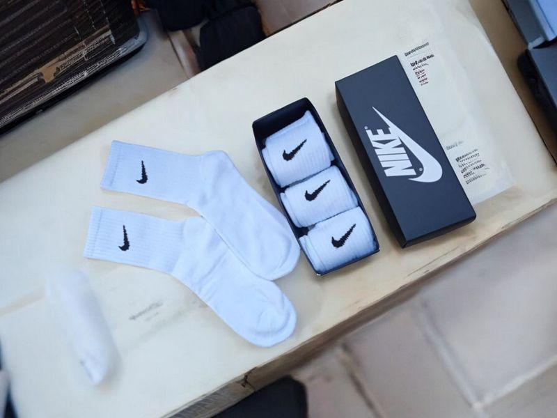 Подарунковий набір зимових шкарпеток NIKE, 4 пари білі, розмір 41-44 2319025428 фото
